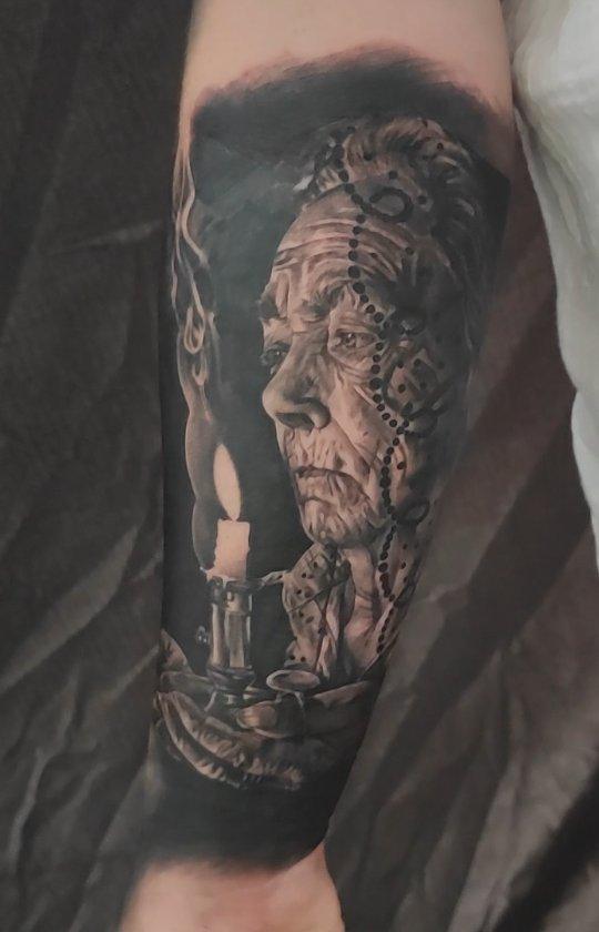 Tatouage Portrait grand-mère — kalguartattoo