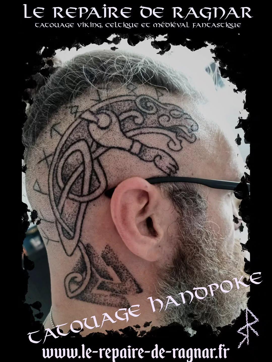 Tatouage Ours handpoke runes — le_repaire_de_ragnar