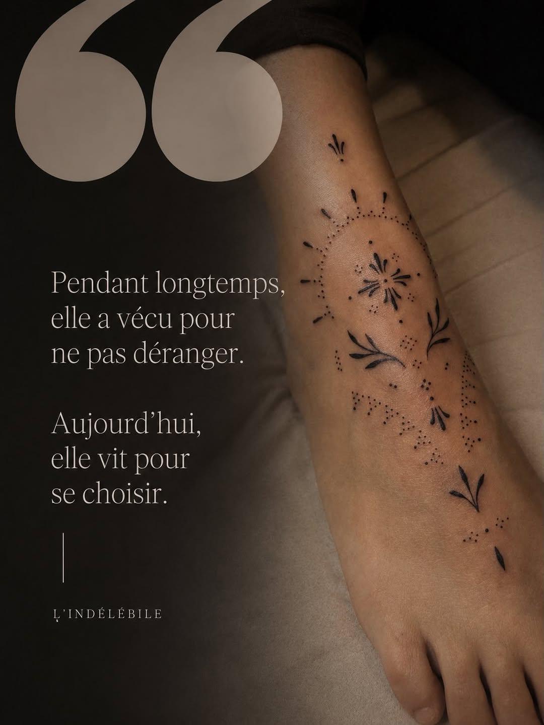 Tatouage Mosaïque d'histoires fleurales — l_indelebile