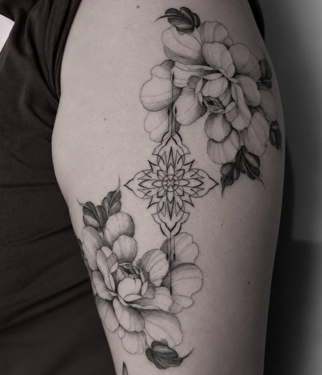 Tatouage Pivoine et ornemental — l_indelebile