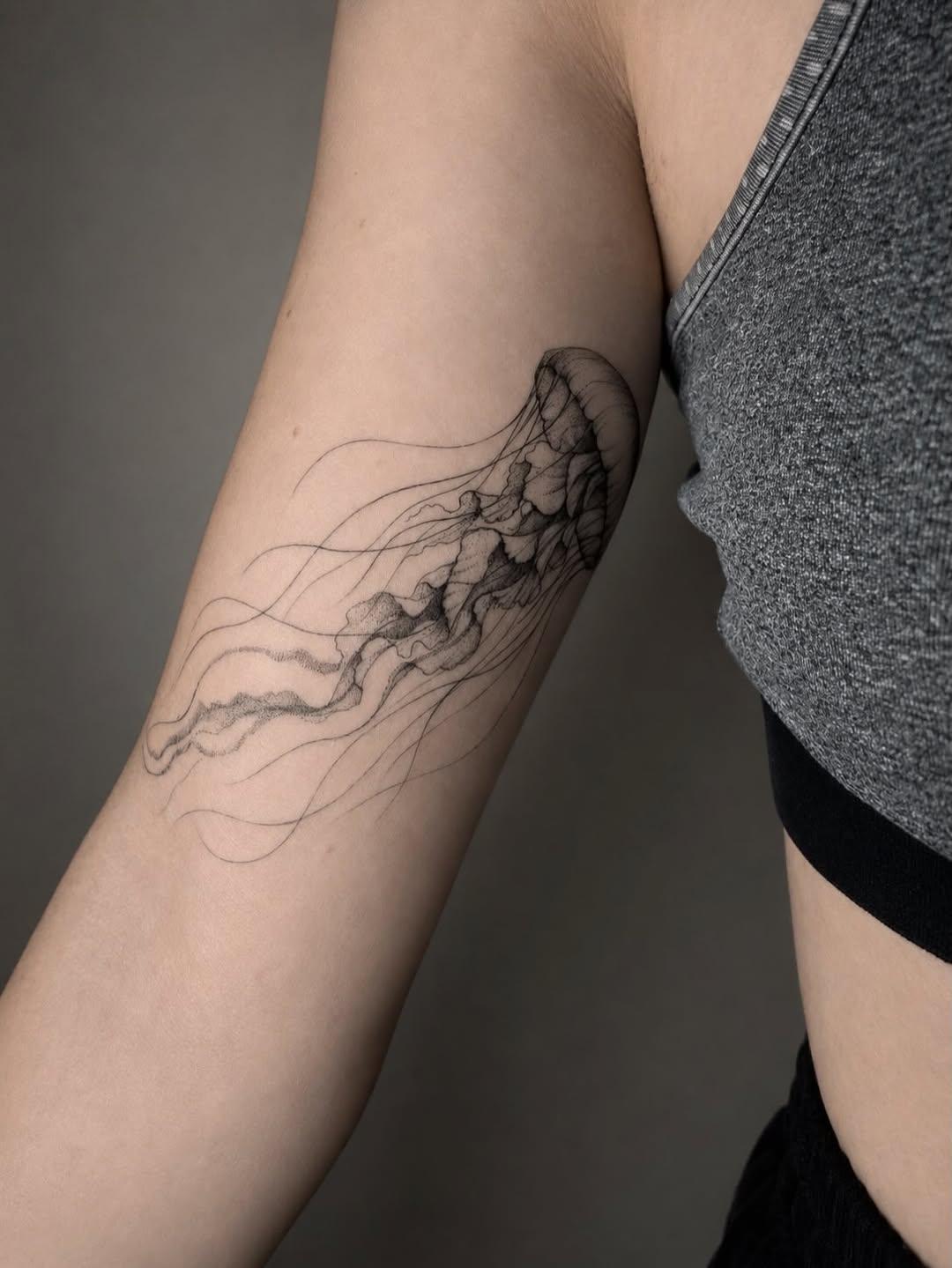 Tatouage Méduse linework — l_indelebile