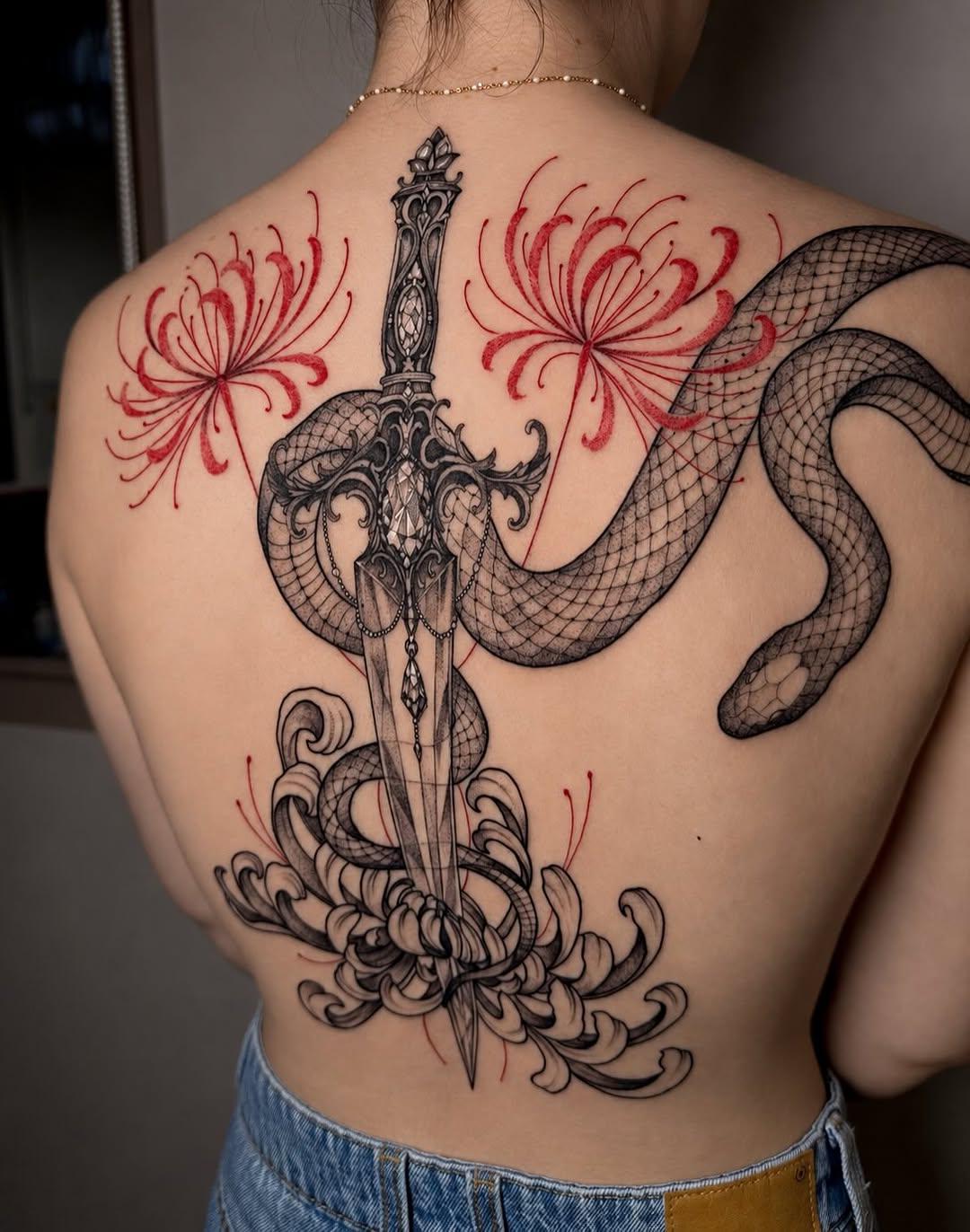 Tatouage Chrysanthème et serpent full dos — l_indelebile