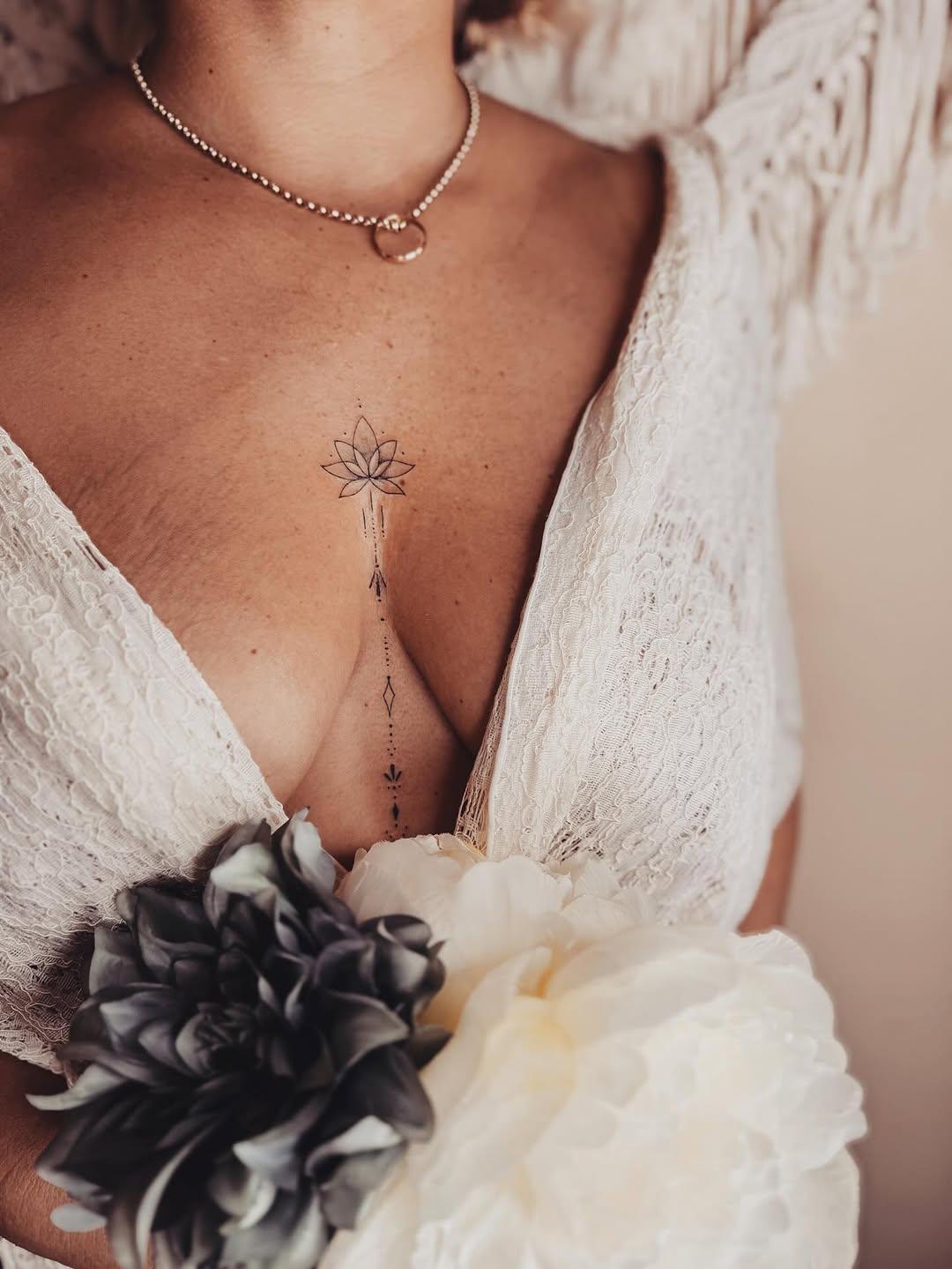 Tatouage Ornement poitrine floral — helleborus_tattoo