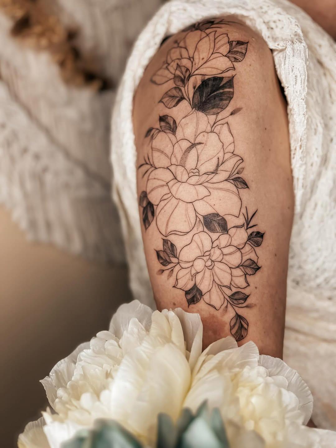 Tatouage Fleurs minimalistes bras — helleborus_tattoo