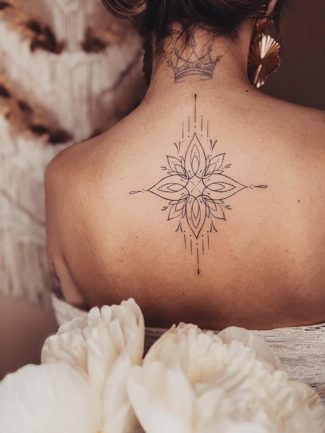 Tatouage Ornement dorsal fineline — helleborus_tattoo