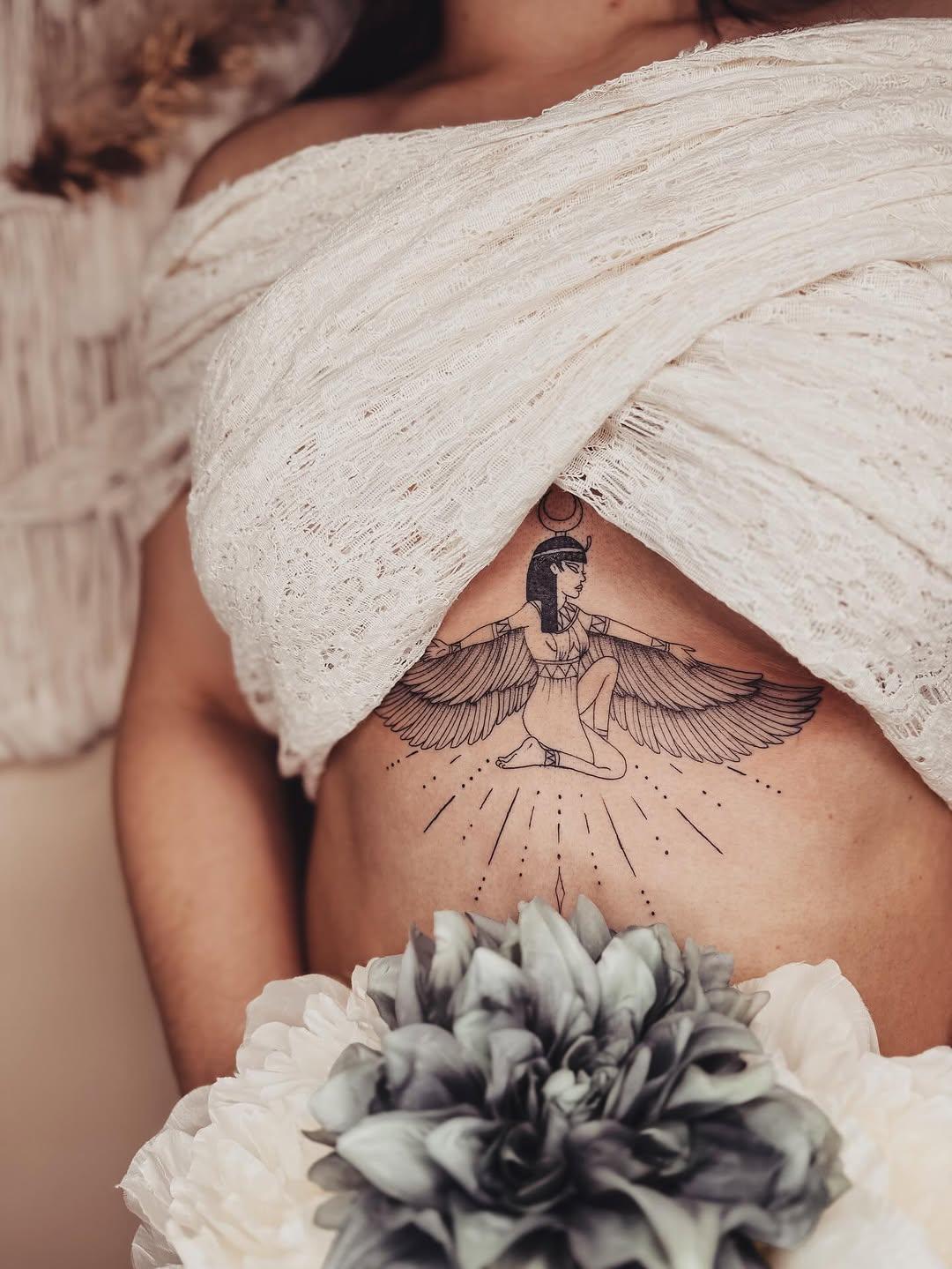 Tatouage Underboobs égyptien — helleborus_tattoo