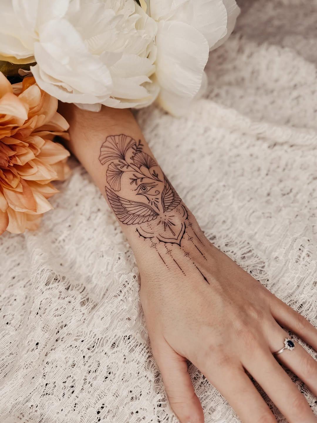 Tatouage Symbole égyptien aile main — helleborus_tattoo