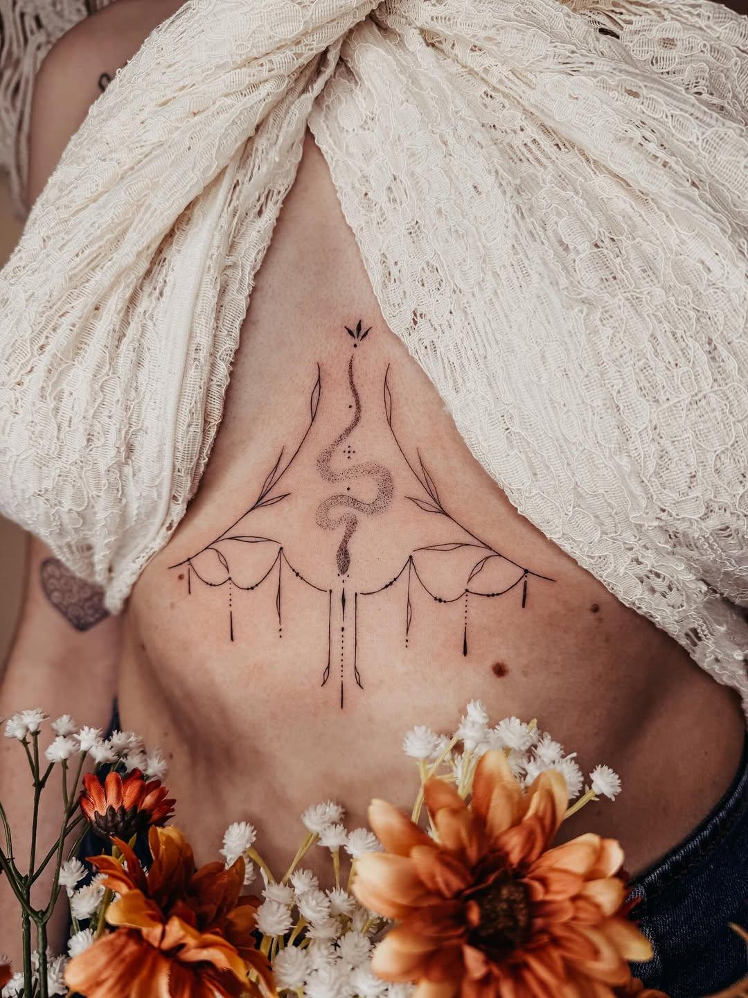 Tatouage Serpent underboob ornemental — helleborus_tattoo
