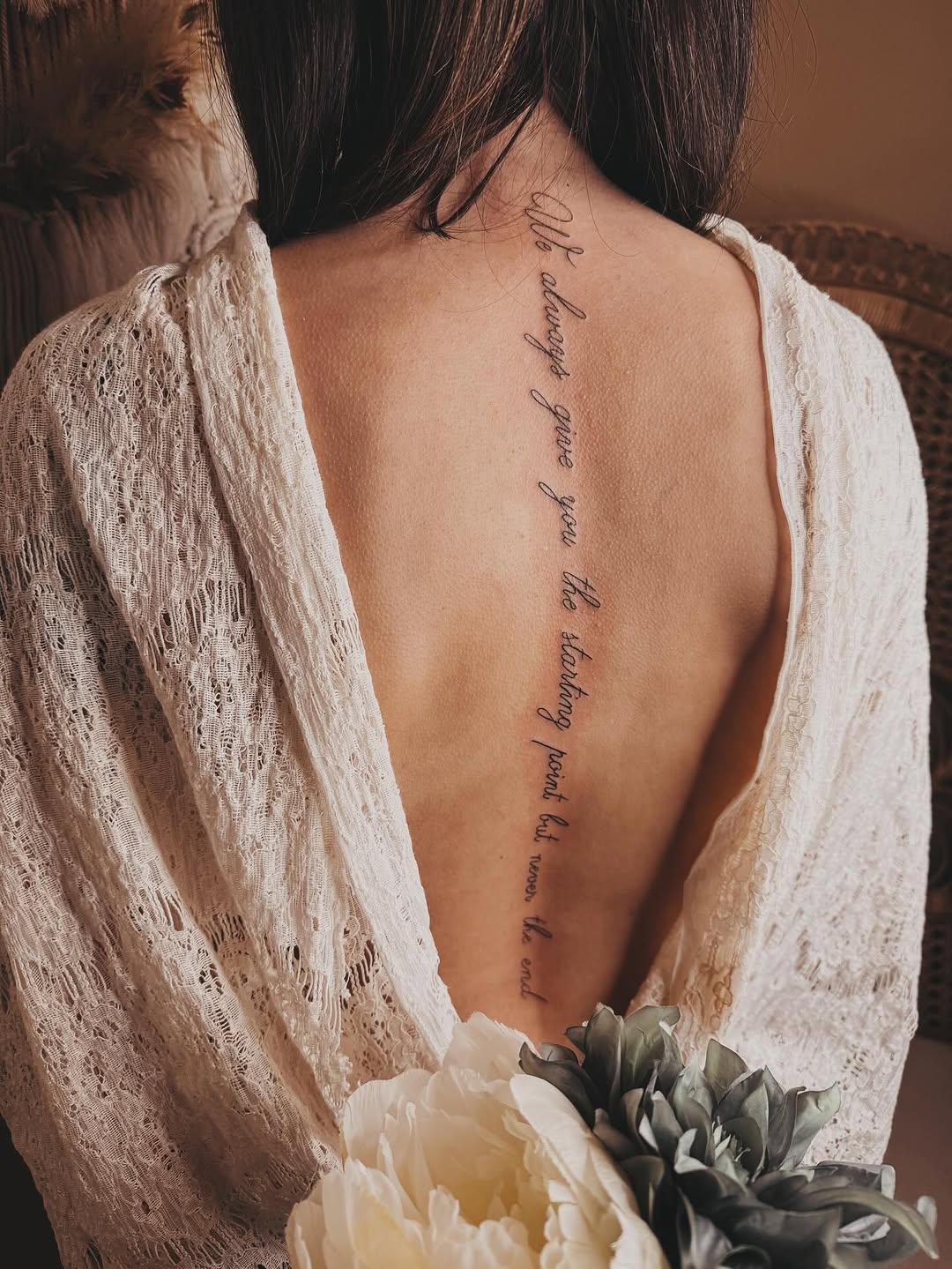 Tatouage Lettrage colonne vertébrale — helleborus_tattoo