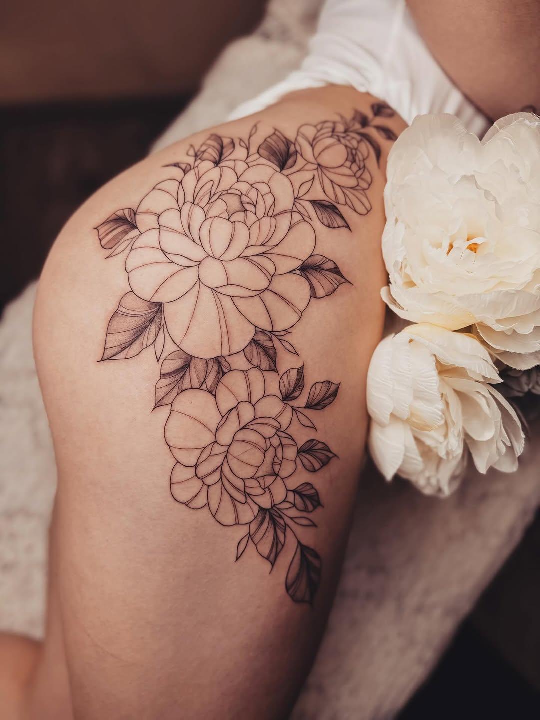 Tatouage Pivoines bas du dos — helleborus_tattoo