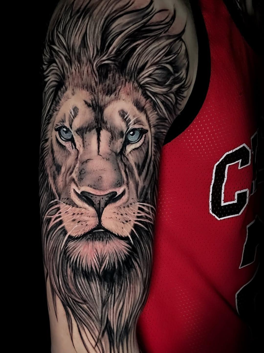 Tatouage Lion bras — marina_tattooartist