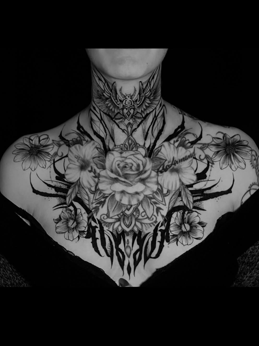 Tatouage Composition florale ailes cou — marina_tattooartist