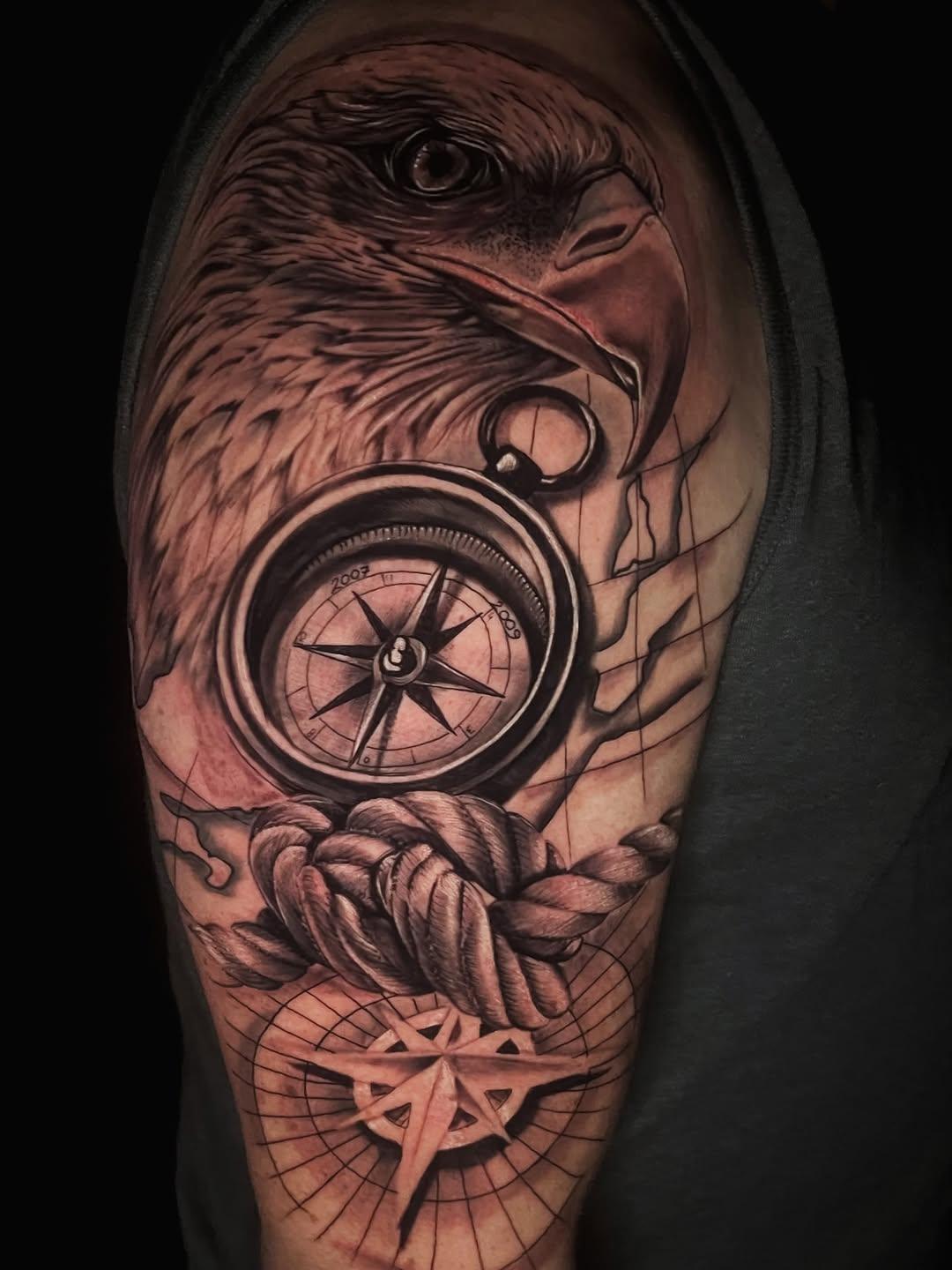 Tatouage Aigle boussole corde cuisse — marina_tattooartist