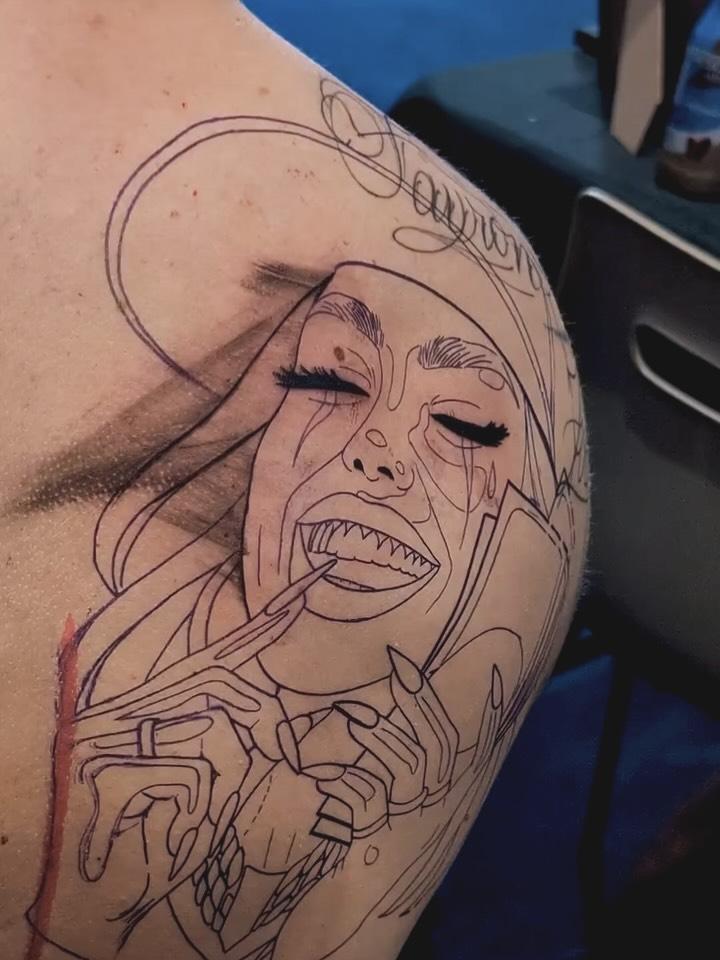 Tatouage Mains lettrage poitrine — marina_tattooartist