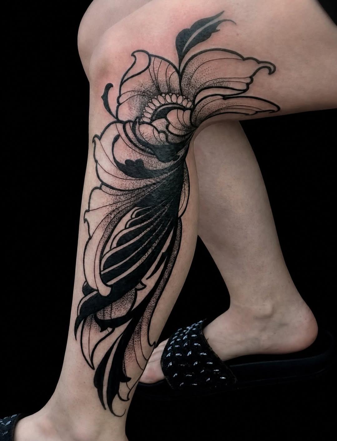 Tatouage Fleur ornemental jambe — marina_tattooartist