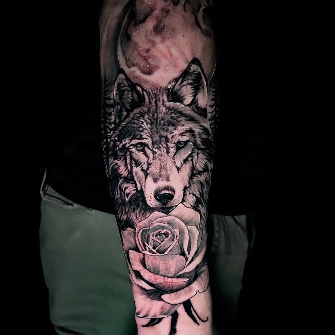 Tatouage Louve lune rose bras — marina_tattooartist