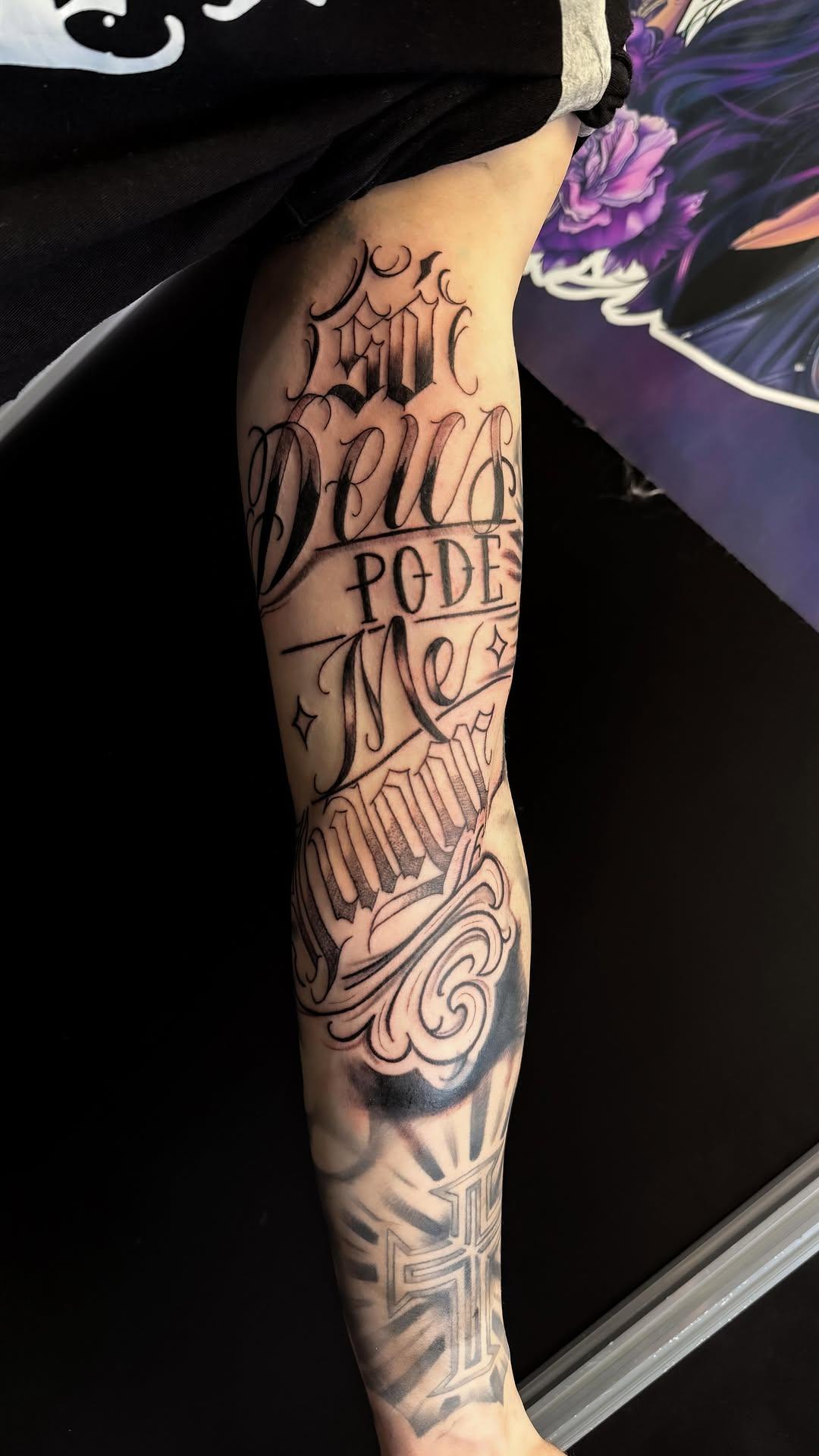 Tatouage Lettrage script ornemental bras — marina_tattooartist