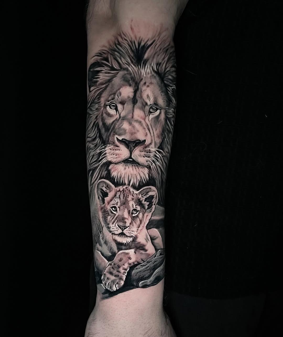 Tatouage Lion louve rose protection — marina_tattooartist
