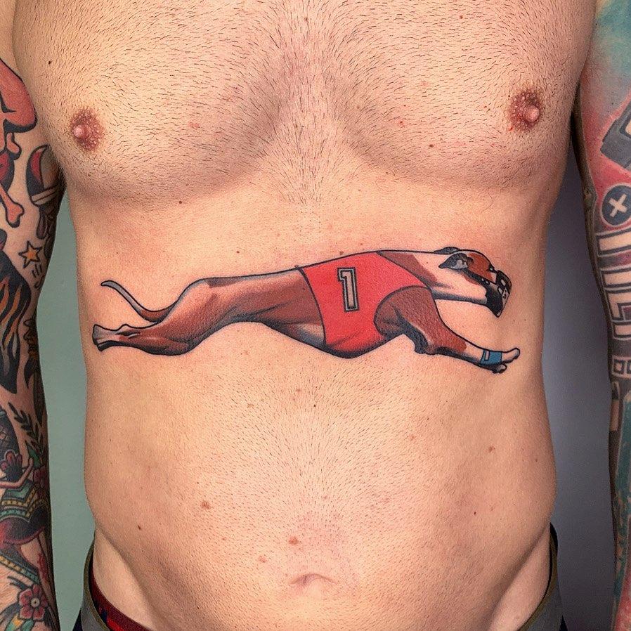 Tatouage Basset roux allongé — dennisbebenroth