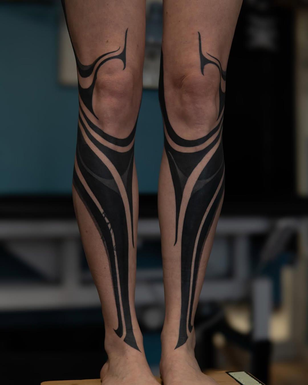 Tatouage géométrique neo-tribal jambes — joc.tattooer