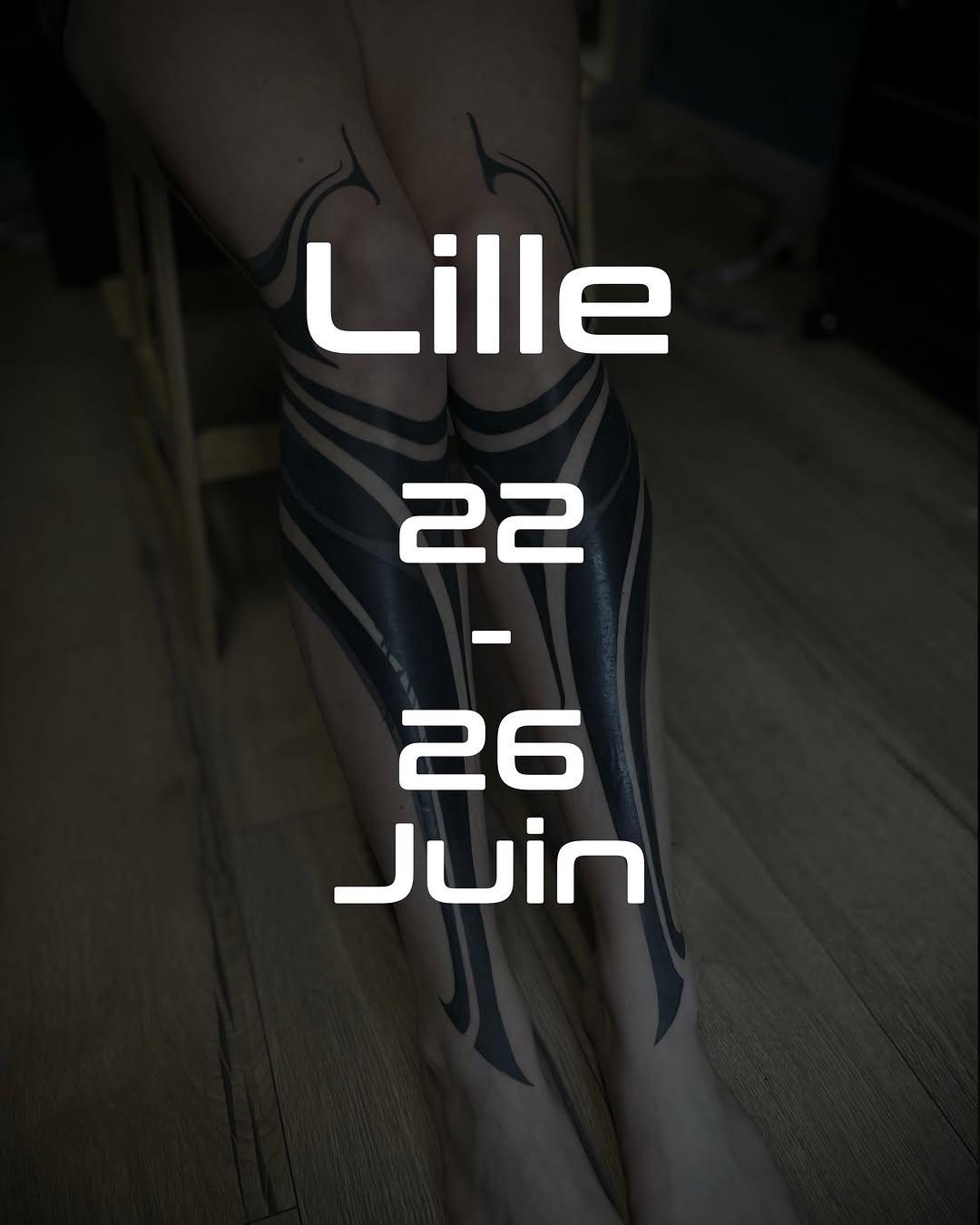 Tatouage géométrique neo-tribal jambes — joc.tattooer