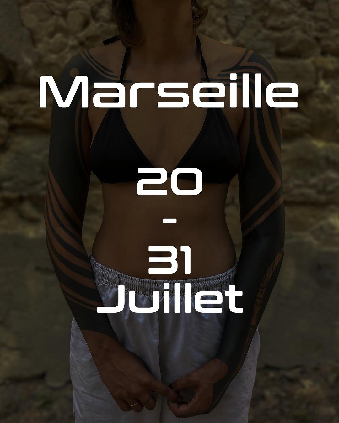 Tatouage géométrique neo-tribal épaule — joc.tattooer