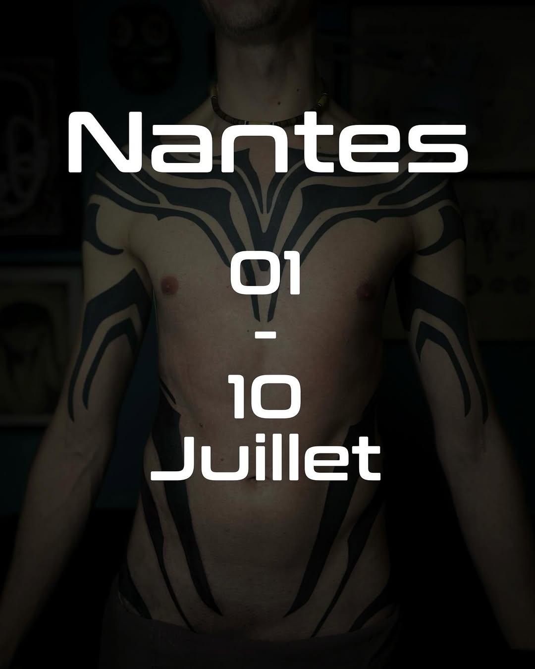 Tatouage géométrique neo-tribal buste — joc.tattooer