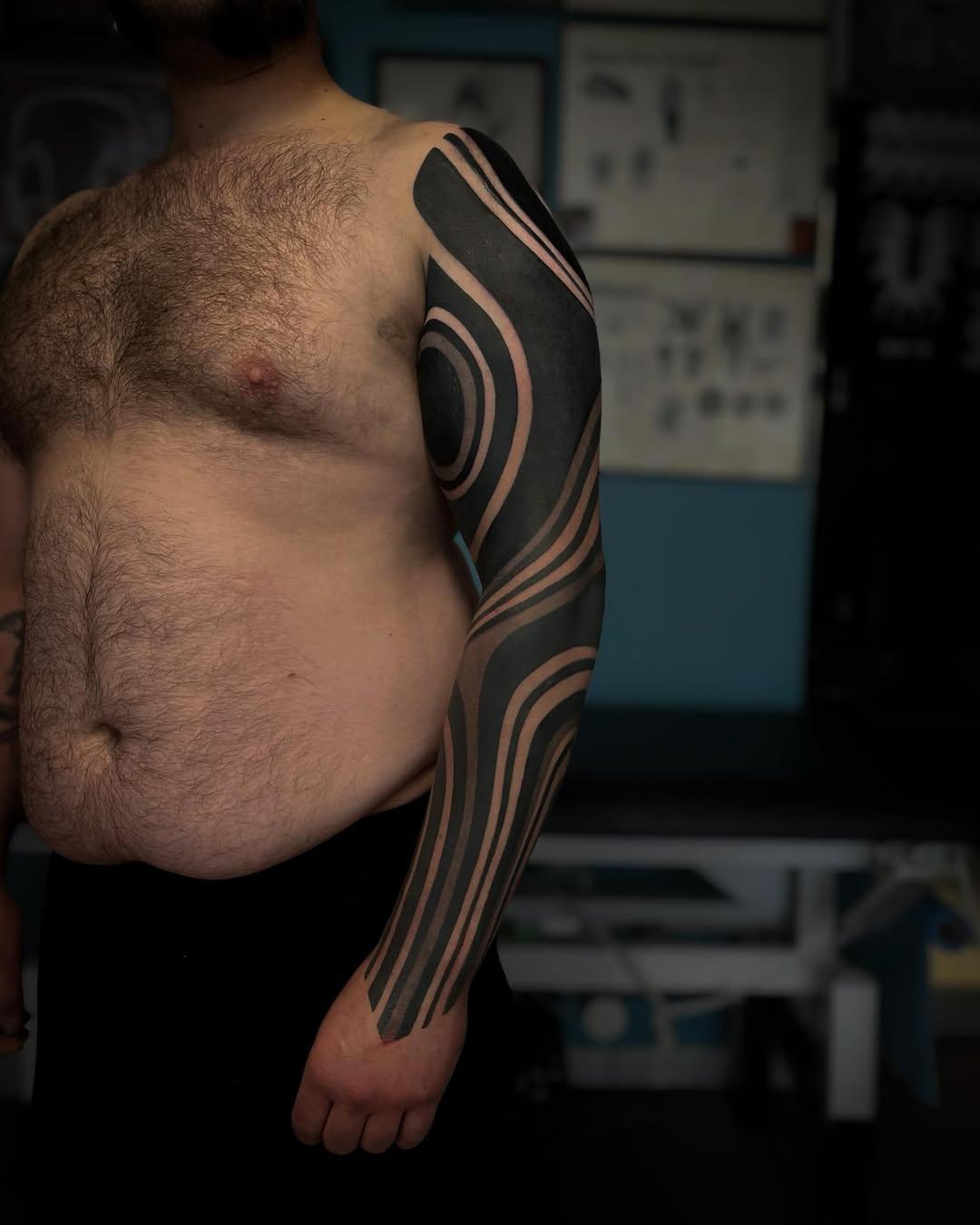 Tatouage géométrique neo-tribal bras — joc.tattooer