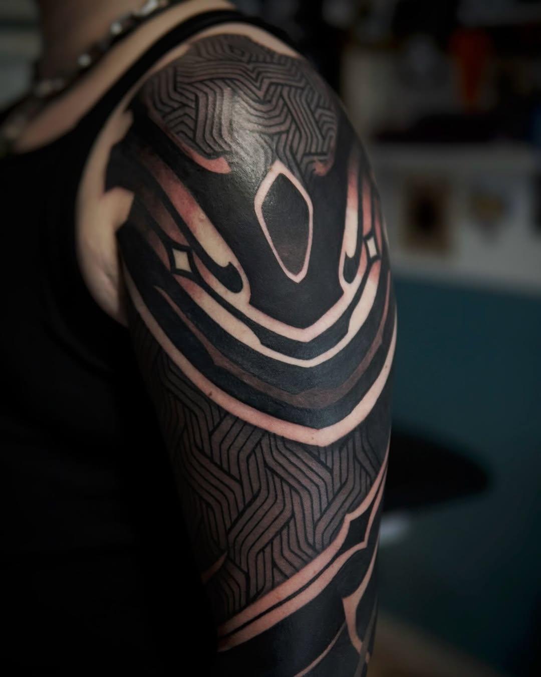 Tatouage géométrique neo-tribal épaule — joc.tattooer