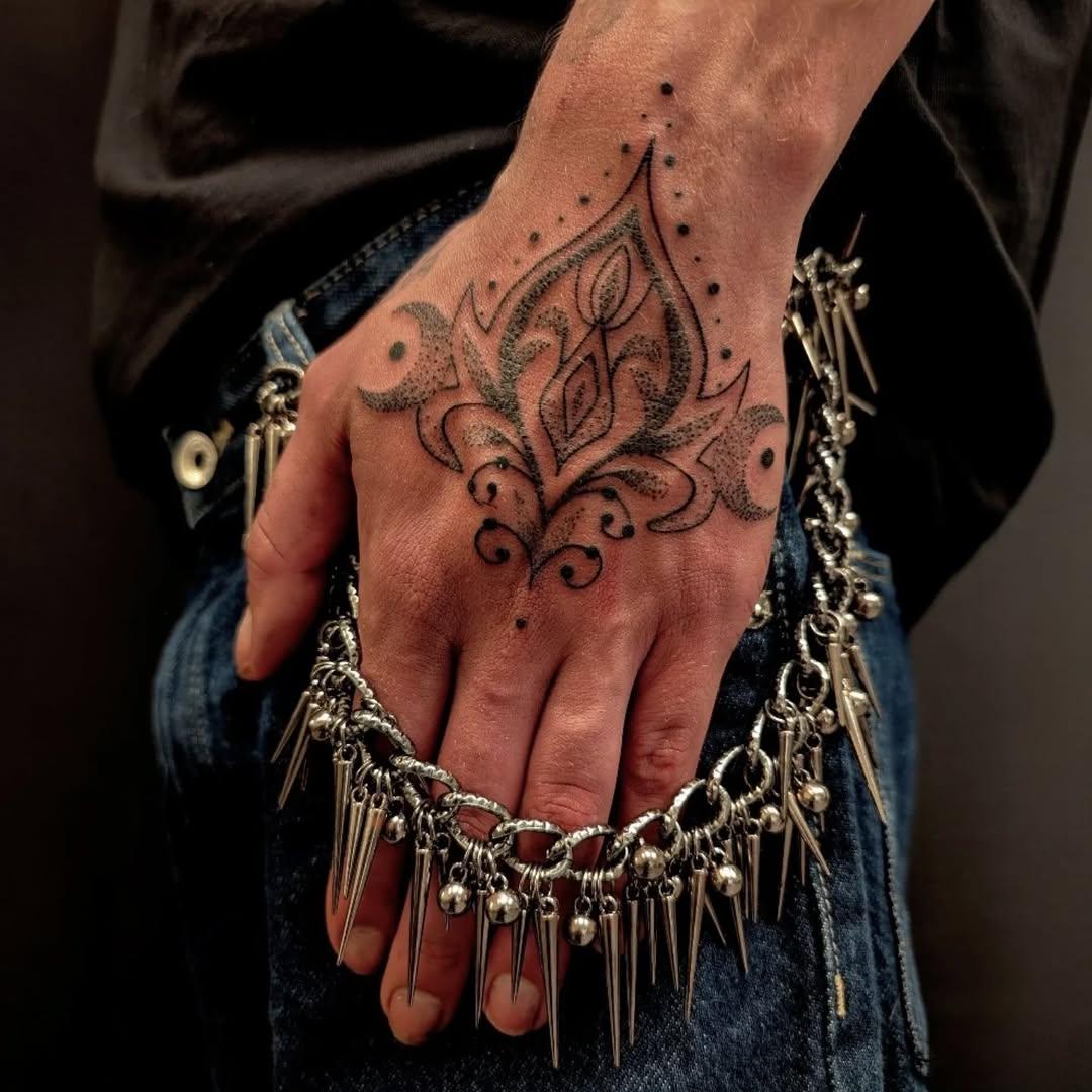 Tatouage Sailor A flamme noire main — sailorjune.ttt
