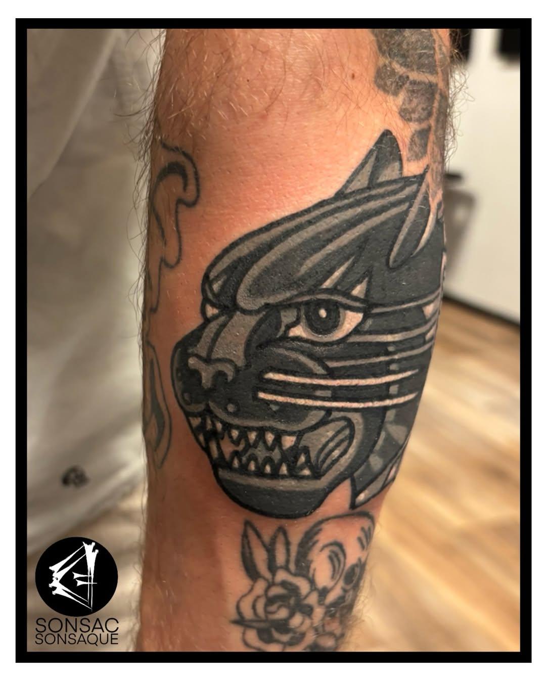 Tatouage Démon masque yeux — sonsacsonsaque