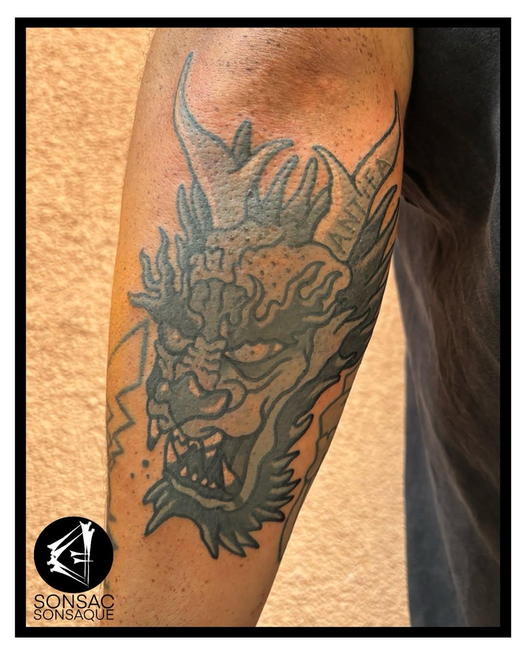Tatouage Portrait surréaliste visages — sonsacsonsaque
