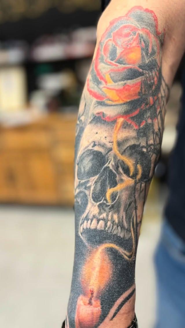 Tatouage Crâne rose chandelle jambe — morgensterntattoo