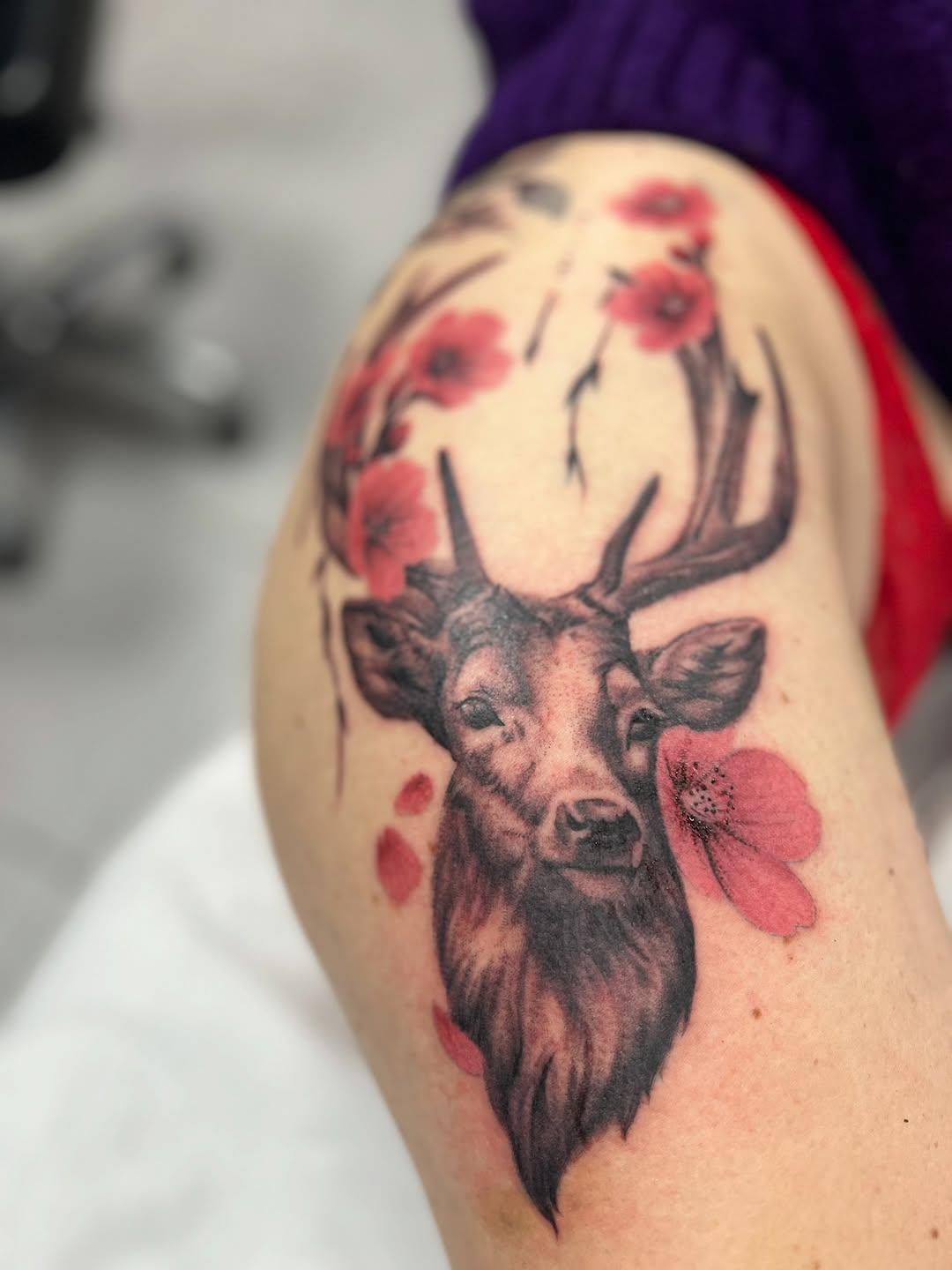 Tatouage Cerf fleuri cuisse — morgensterntattoo