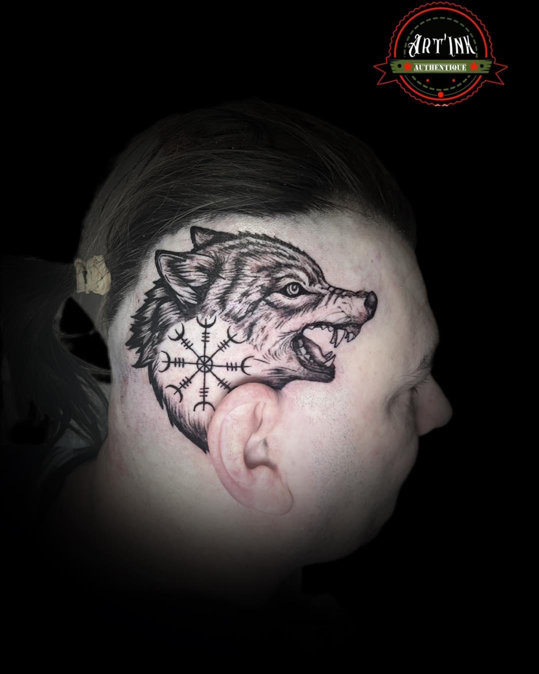 Tatouage Tête de loup runes nordiques — artinksimtattoo