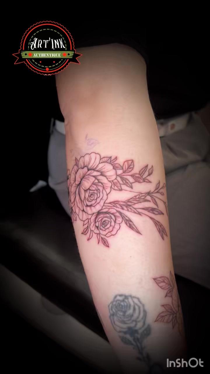 Tatouage Fleurs scrollwork — artinksimtattoo