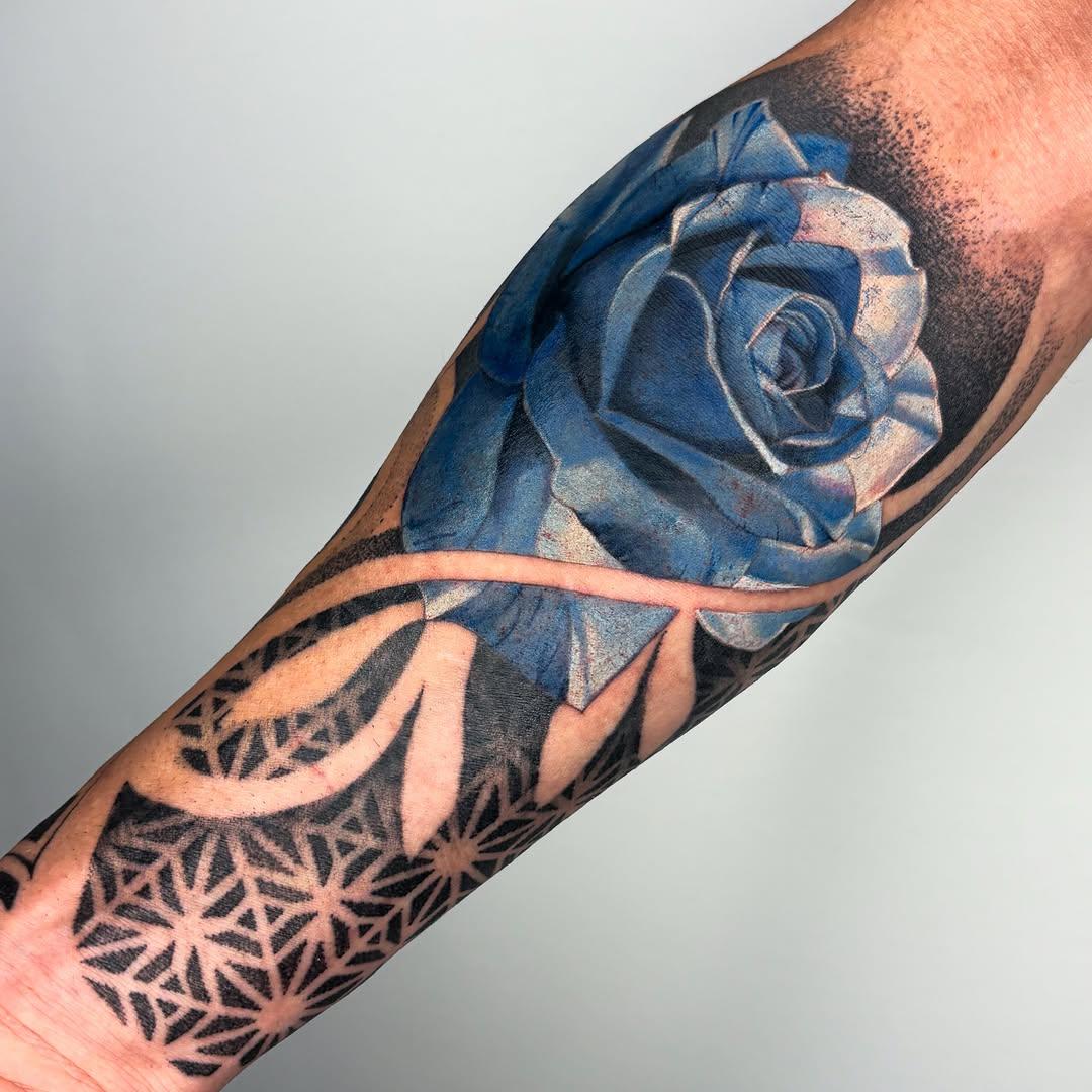 Tatouage rose bleue — alysondacher