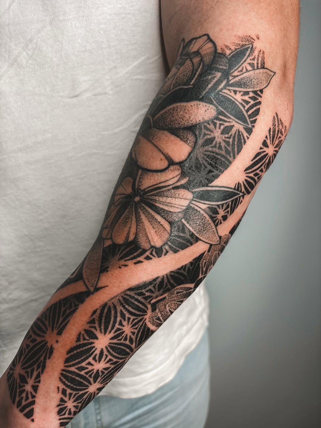 Tatouage ornamental géométrique — alysondacher