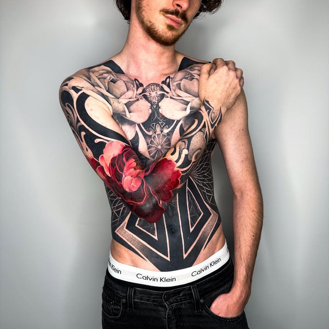 Tatouage rose et ornements poitrine/bras — alysondacher