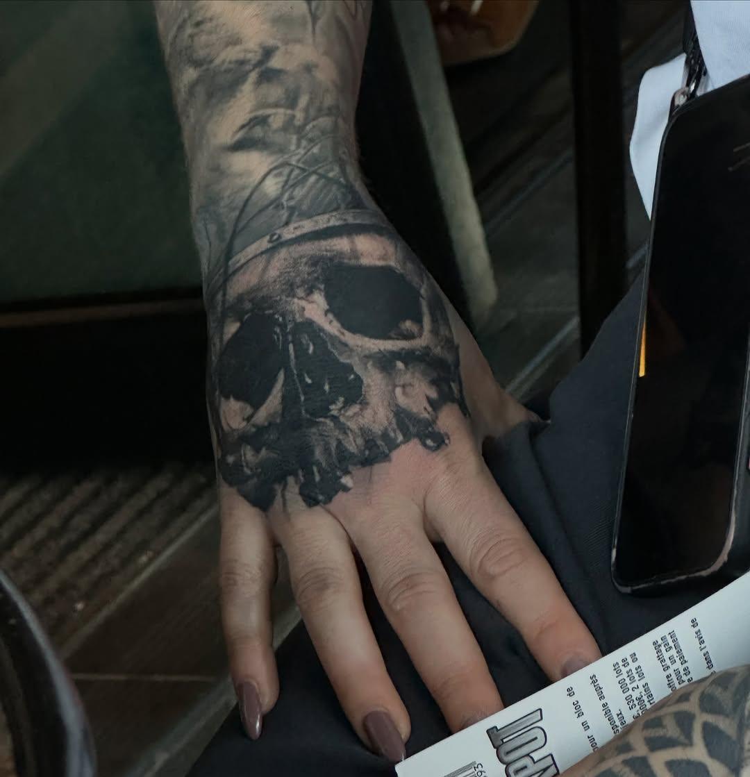 Tatouage crâne main — thomascarlijarlier