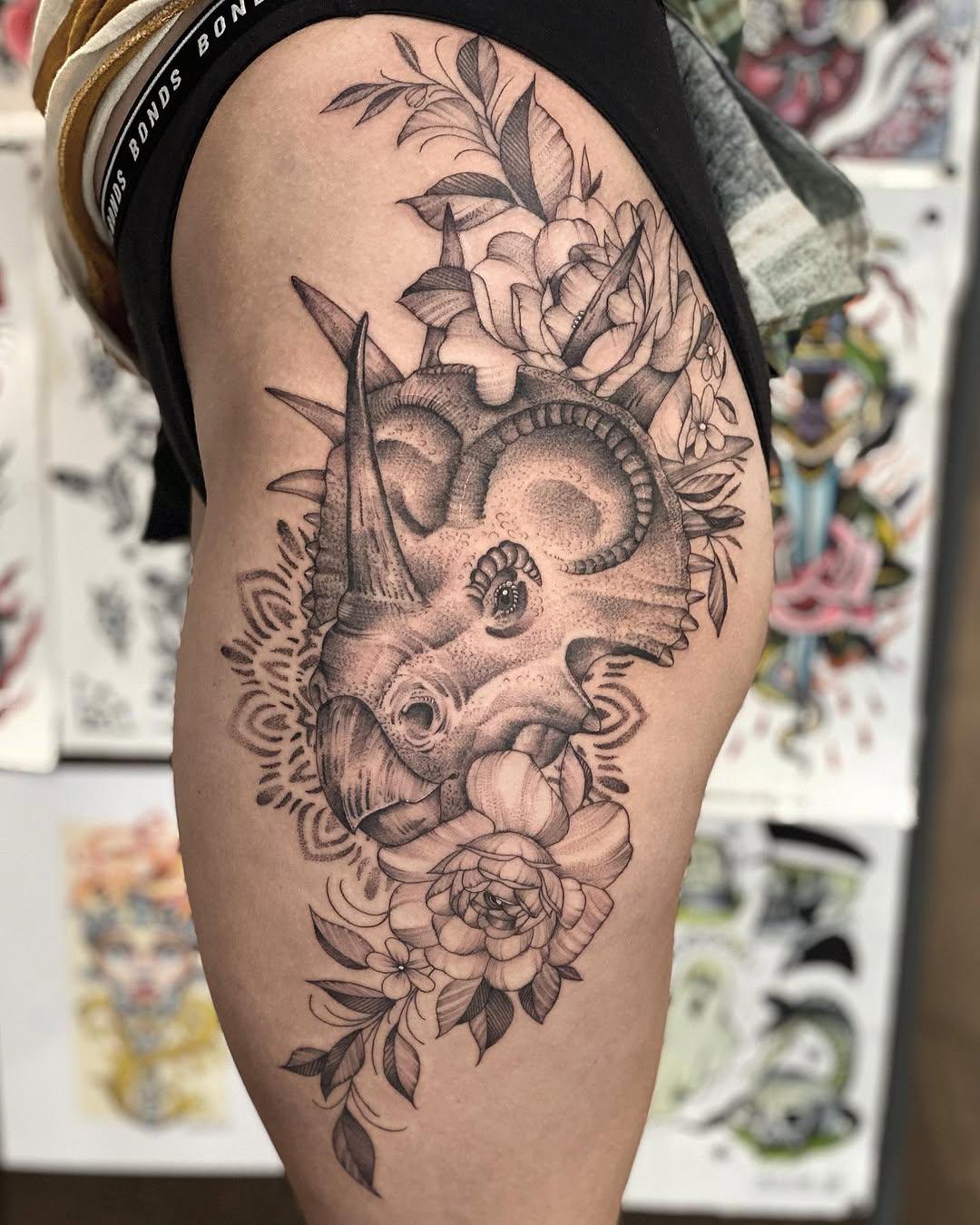 Tatouage tete dinosaure triceratops fleurs — tattoosbyeloise