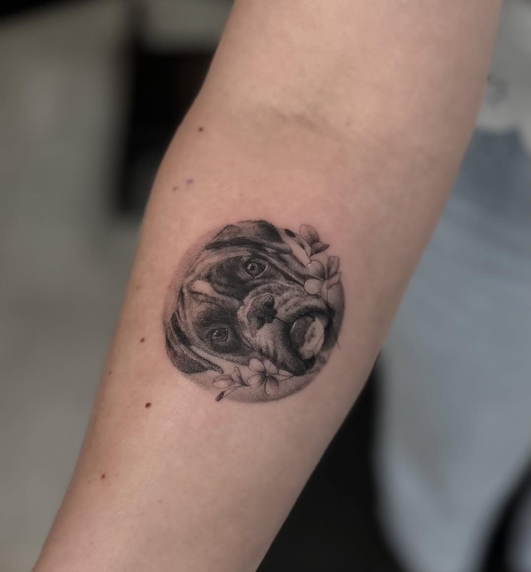 Tatouage portrait chien avec fleurs — tattoosbyeloise