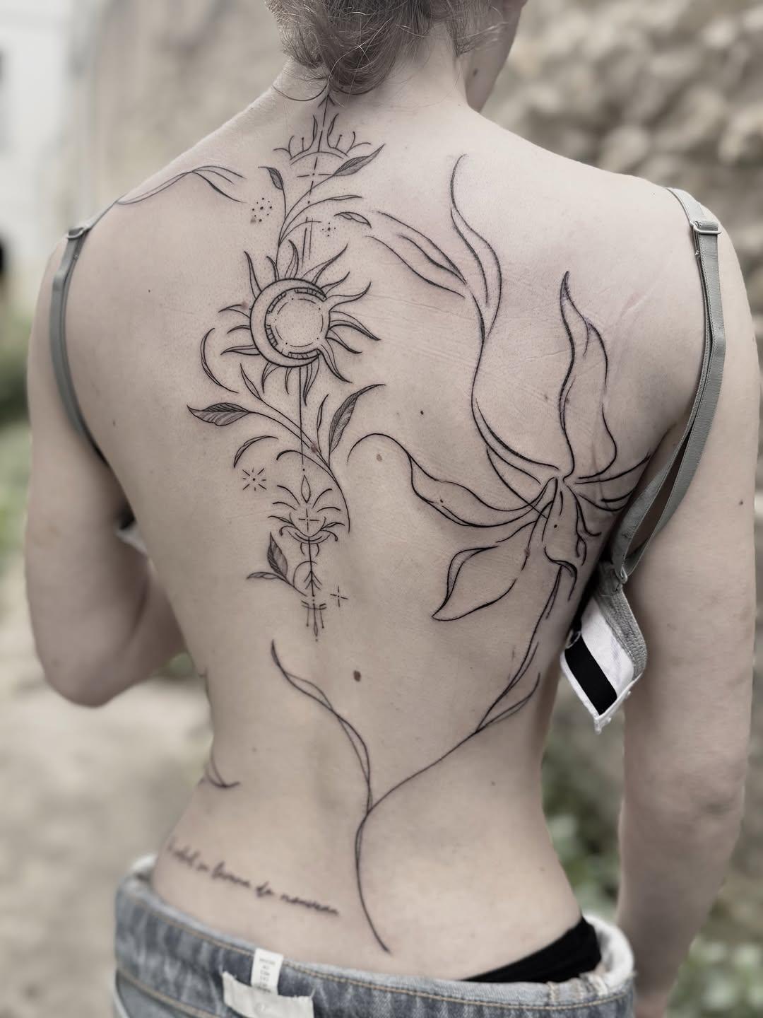 Tatouage dos celestial soleil lune fleurs — tattoosbyeloise