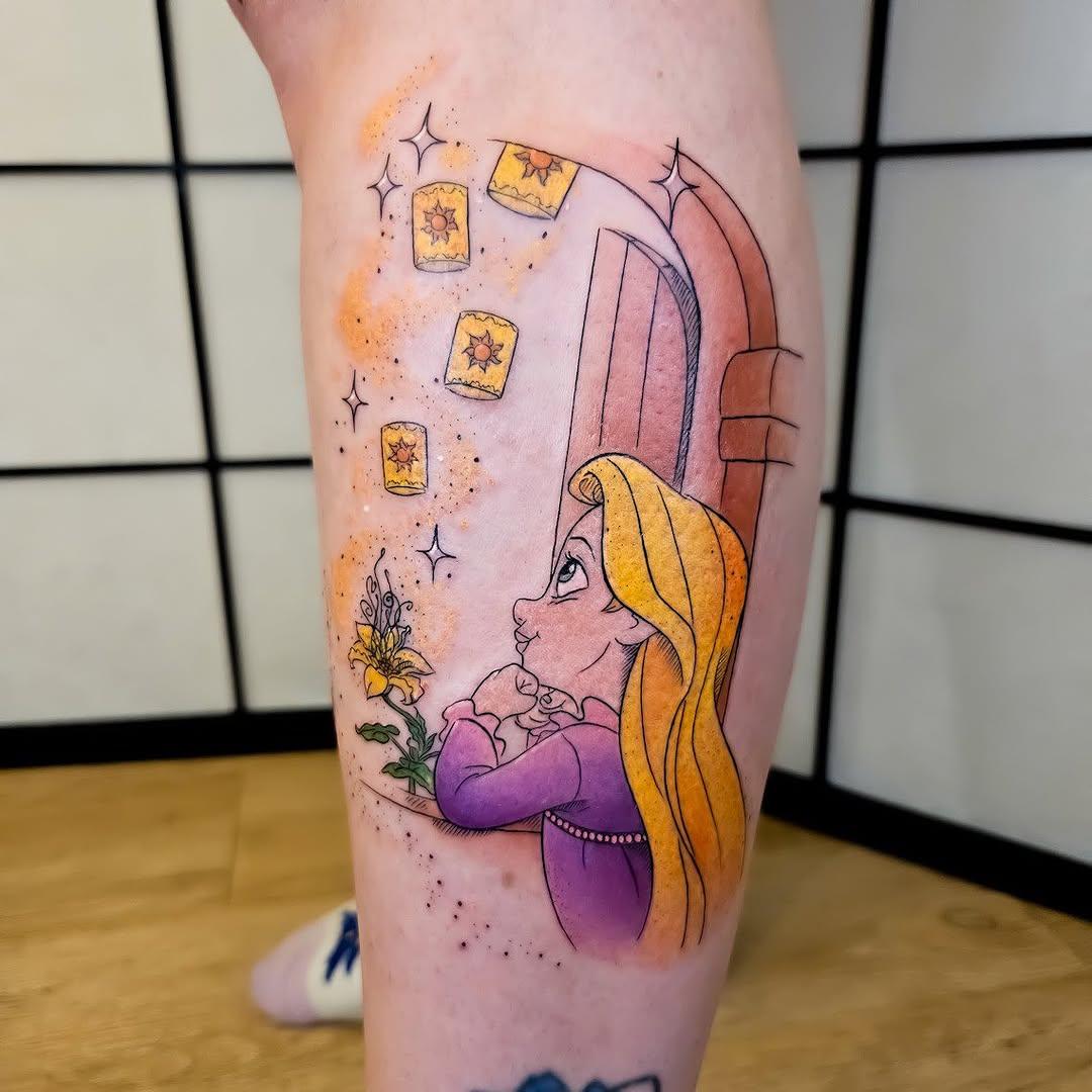 Tatouage Raiponce avec fleurs et lettrage — vaema.ink