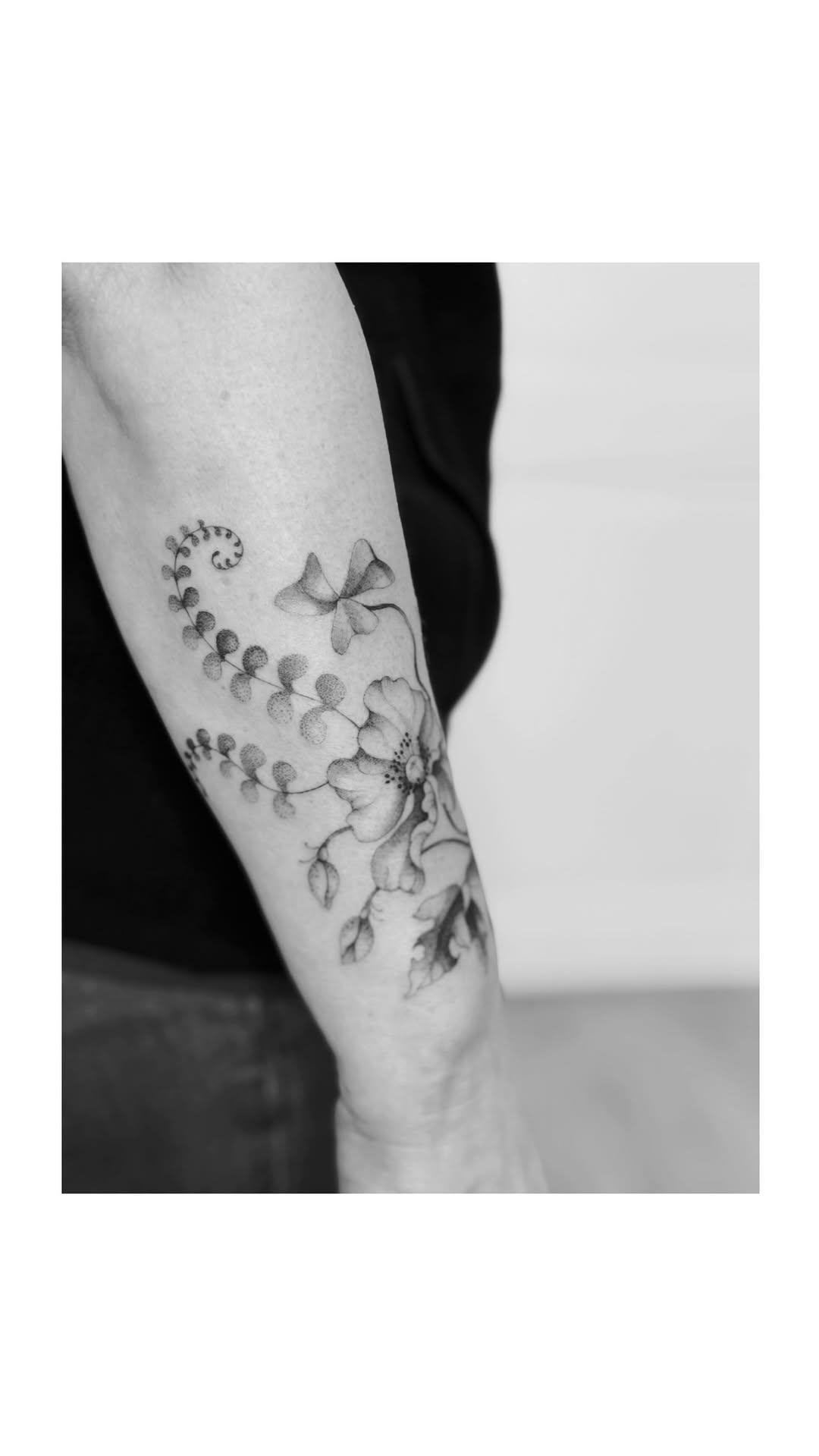 Tatouage Pivoines, coquelicot, oxalis, fougère — atelier.rose.imaginaire