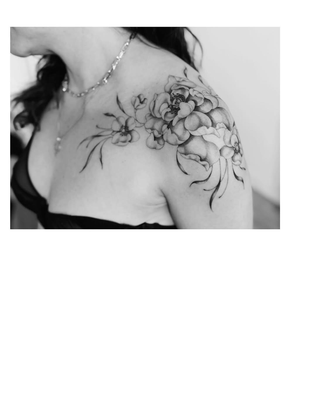 Tatouage Pivoine et anémones - épaule — atelier.rose.imaginaire