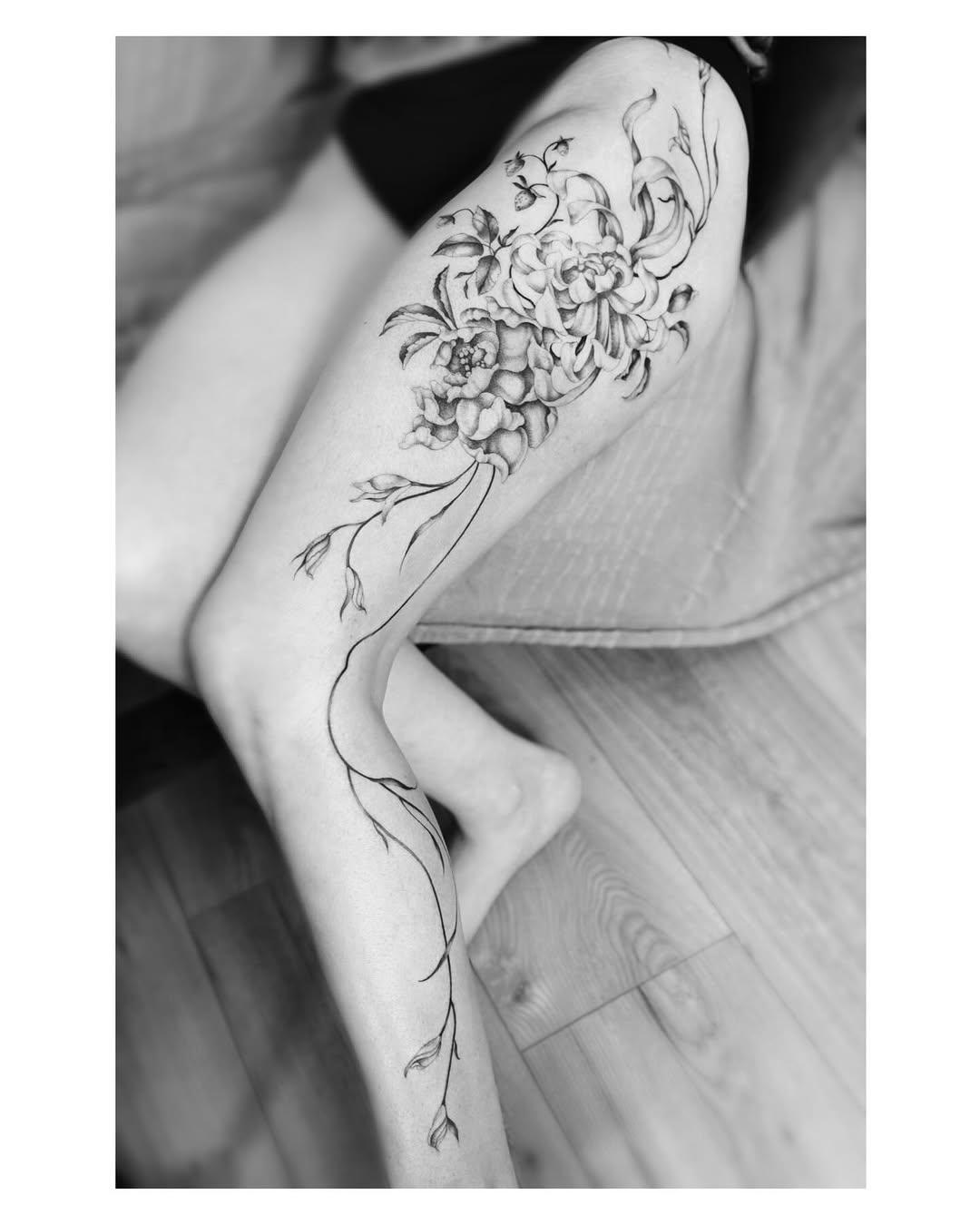 Tatouage Chrysanthème, pivoine, lisianthus — atelier.rose.imaginaire