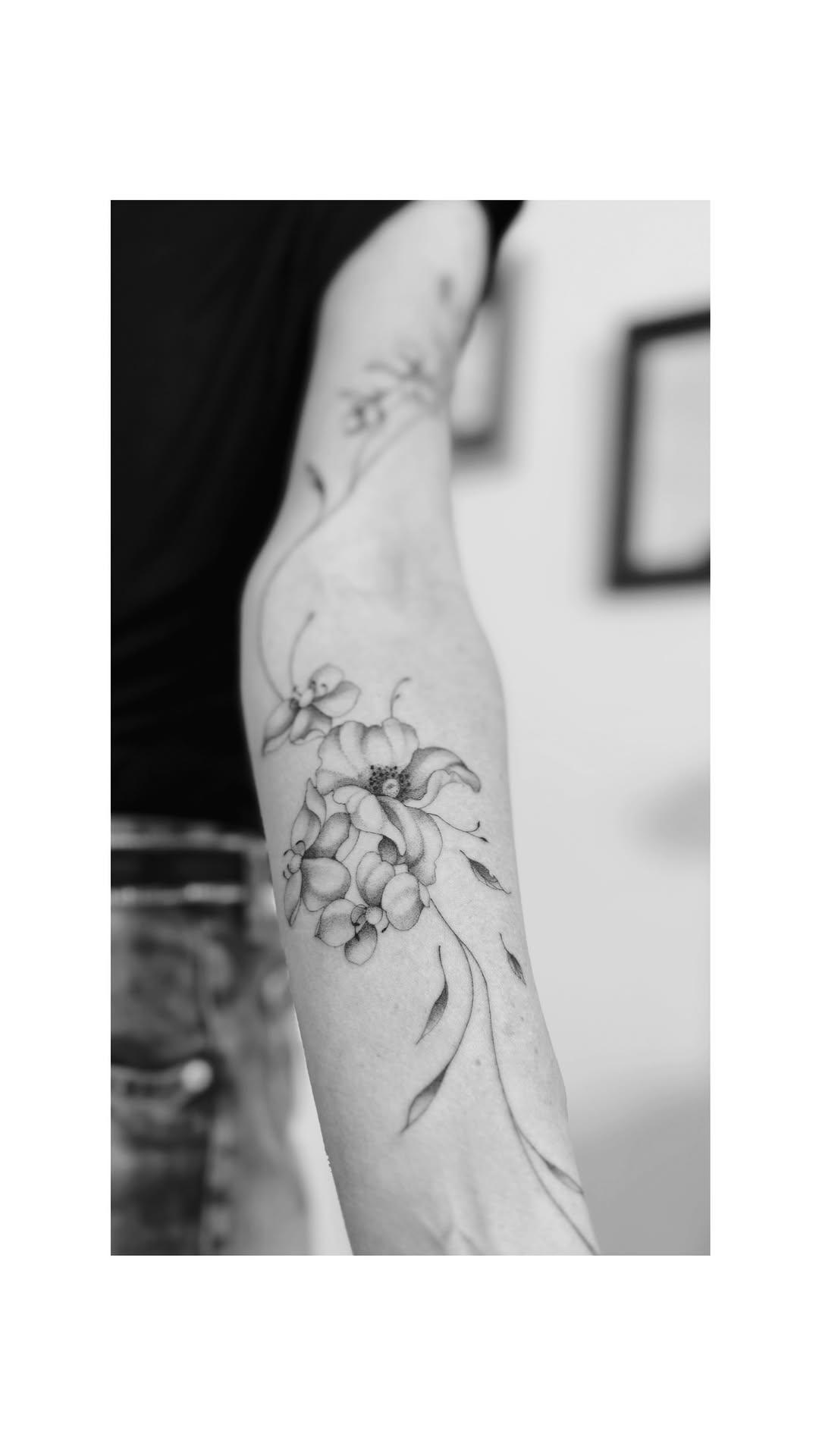 Tatouage Fleurs session free hand — atelier.rose.imaginaire