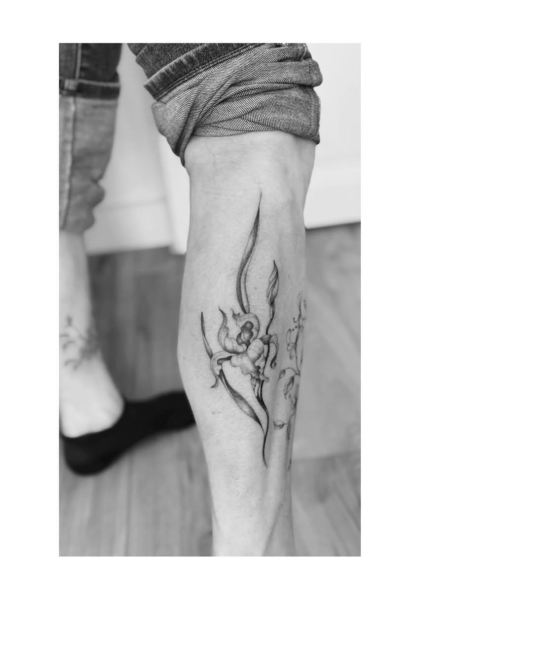 Tatouage Iris - jambe — atelier.rose.imaginaire