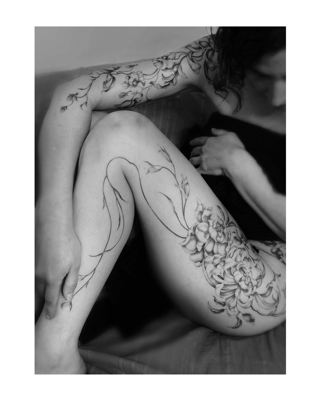 Tatouage Chrysanthèmes, fougères, roses - dos/côtes — atelier.rose.imaginaire